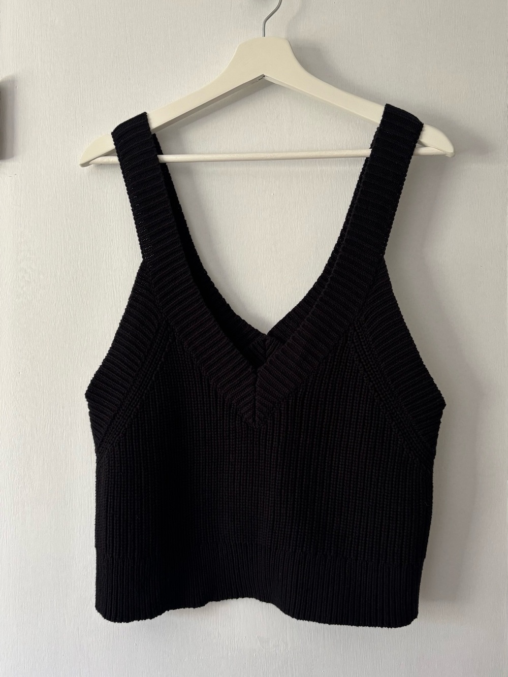 Wilfred Black Ribbed V-Neck Tank Size M